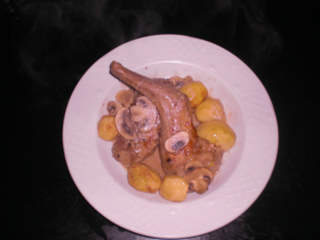 Conejo al horno con champiñones