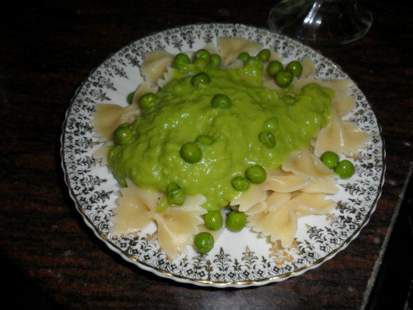lazos con crema de guisantes