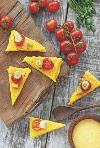 Pastel de polenta con tomates