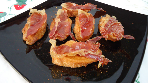TORRIJAS DE TOMATE CON CRUJIENTES DE JAMÓN