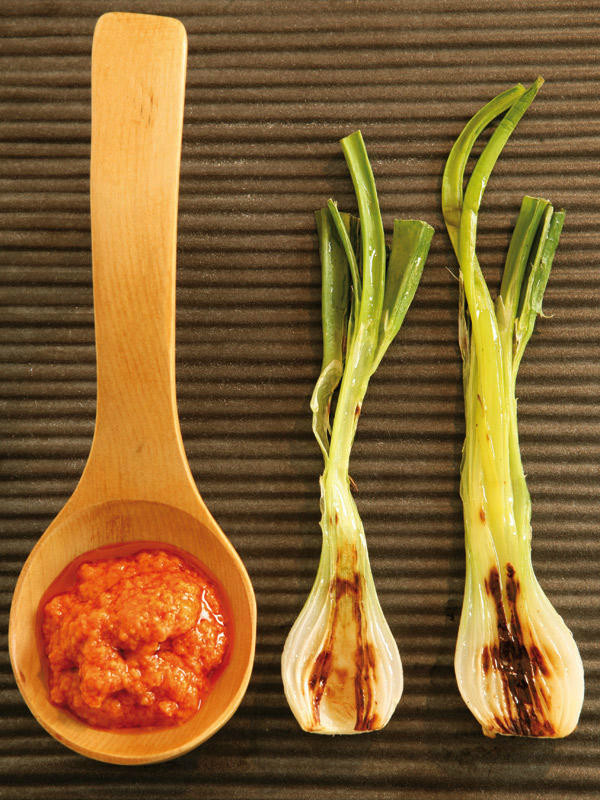 Cebollas tiernas con romescu