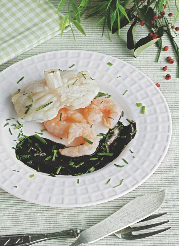 Rape al horno con gambas y salsa negra