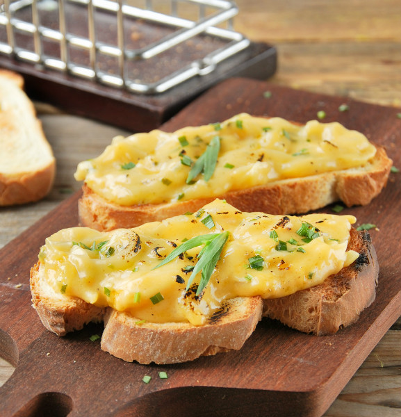 Tosta de cebolla gratinada