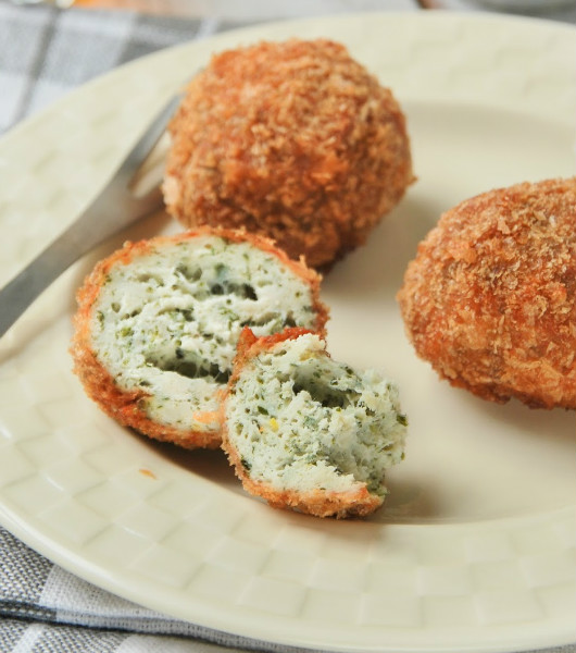 Pelotas de ave a las gruesas hierbas