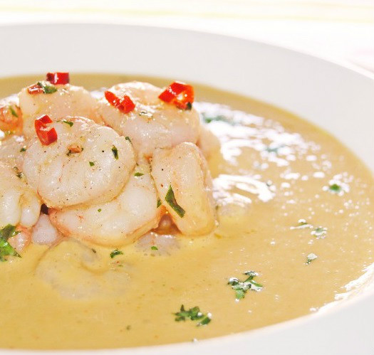 Sopa fría de garbanzos y coco con gambas