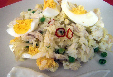 Pescado con arroz y huevo