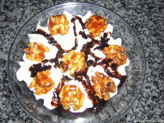 nueces con nata y chocolate